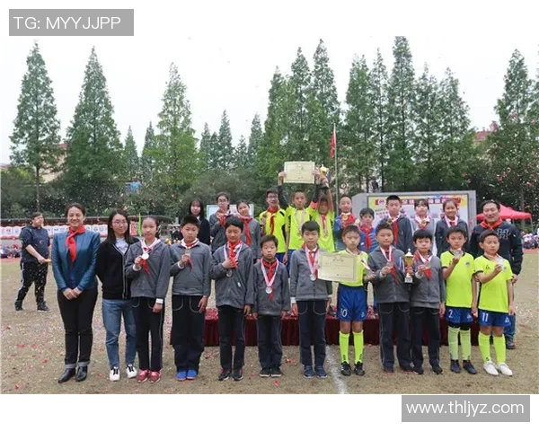 素描技巧解析：如何精准刻画足球球星的动态与神韵